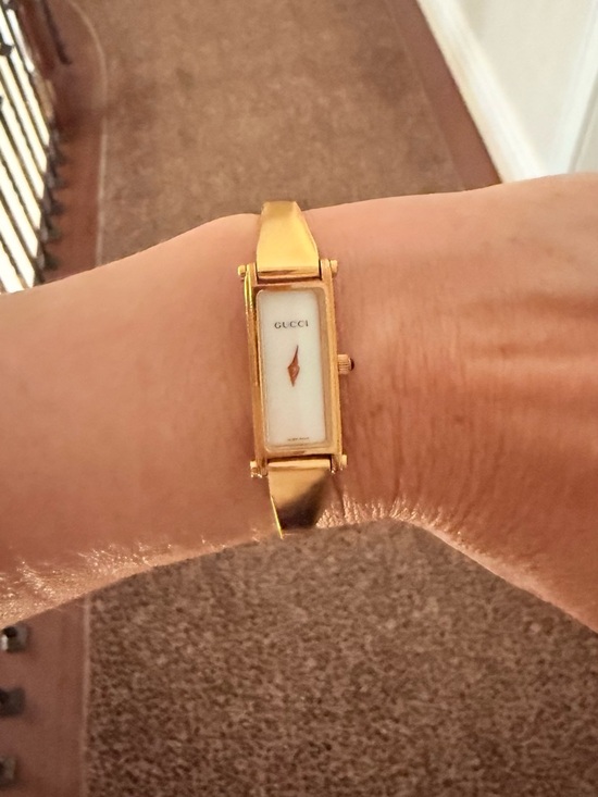 Gucci Gold Rectangular Bangle Watch - Picture 5 of 5